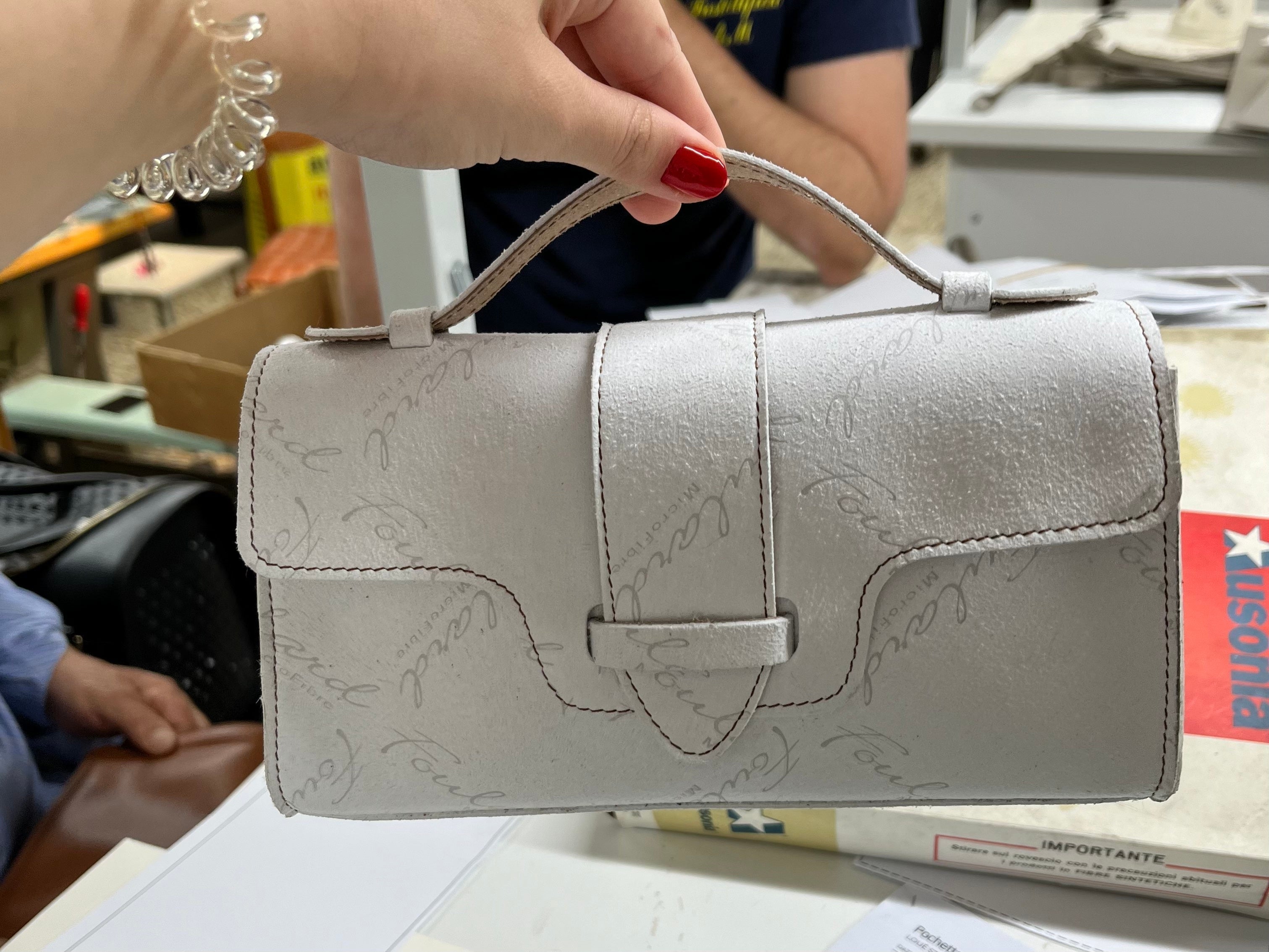 Mano Pochette Sample